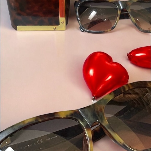 Authentic Tory Burch vintage tortoise shell sunglasses w/original case. - Picture 3 of 10